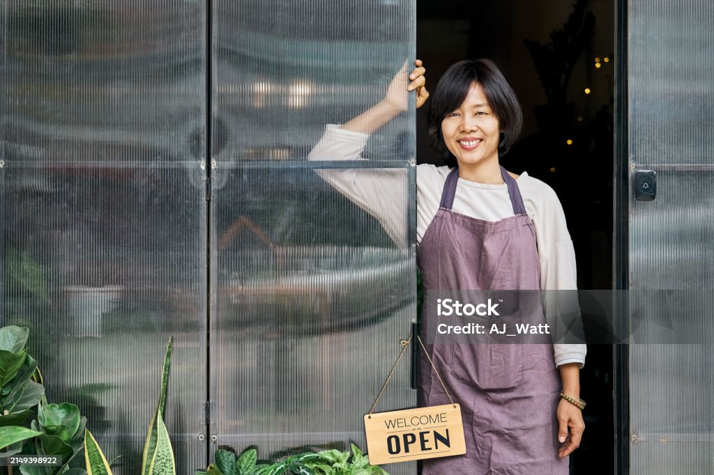 Omistaja puutarhakeskuksen myymälänsä edessä, ovessa avoin kyltti - Rojaltivapaa avainsanalla Edessä ja tyyppiä Kuvapankin valokuva Omistaja puutarhakeskuksen myymälänsä edessä, ovessa avoin kyltti - Rojaltivapaa avainsanalla Edessä ja tyyppiä Kuvapankin valokuva