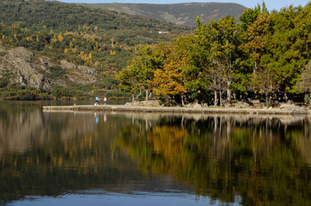 Paisaje natural, Lago de Sanabria., con colores de Otoño. Zamora. castilla y león.