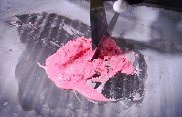冷たい表面に作りたてのロールアイスクリーム。リオの夏に人気の冷凍スナック。