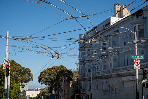 Network of electric cables to power the electrical buses of San Francisco during springtime day