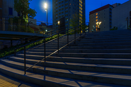 街灯に照らされた夜の階段