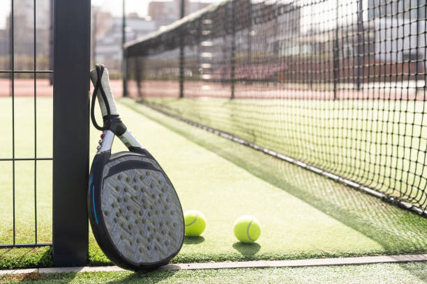 paddle tennis racket and ball - padel imagens e fotografias de stock