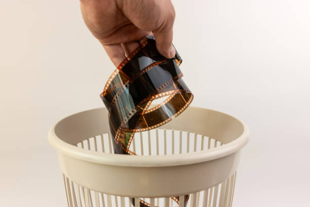 films are thrown into the trash can. disposal of household waste. - jednorázovým fotky - stock snímky, obrázky a fotky
