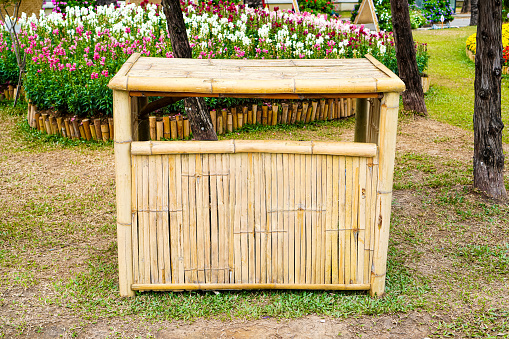 The use of natural materials to transform into buildings or to decorate various environments is becoming popular for outdoor conservation building decorations, including natural trash can designs.