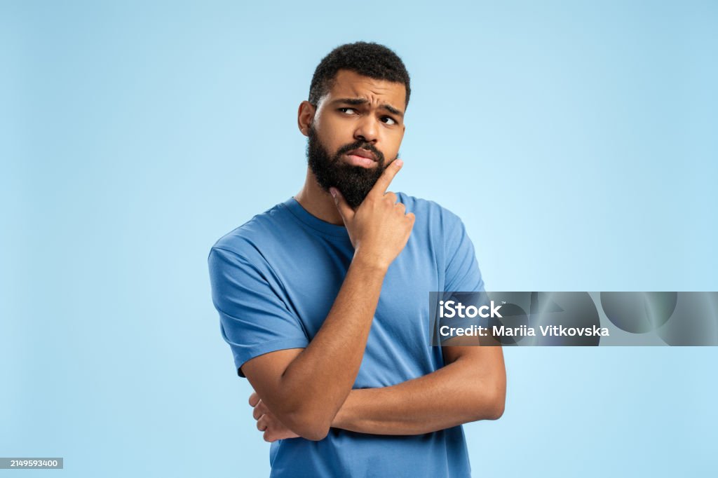 Jeune homme afro-américain pensant concentré sur le doute, détournant le regard - Photo de Contemplation libre de droits Jeune homme afro-américain pensant concentré sur le doute, détournant le regard - Photo de Contemplation libre de droits