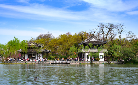 The slender West Lake Scenic Area in Yangzhou, Jiangsu Province, China, takes a spring outing. March 30, 2024.
