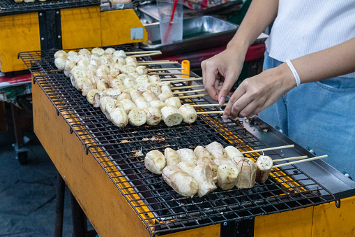 Grilled bananas are cut into bite-sized pieces. They are commonly eaten grilled on a hot stove and then topped with sweet dipping sauce or caramel according to the recipe.