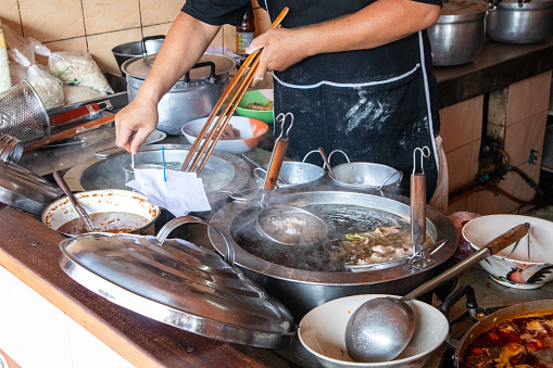 Boiled boat noodles consist of rice noodles. The pork bone broth is similar to clear noodle soup and has vegetable toppings. It is considered a popular and delicious original food.