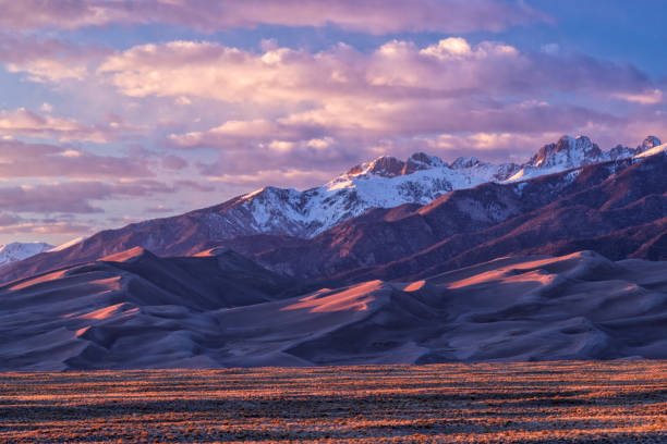 crestone peak above the great sand dunes sunset - montanhas rochosas imagens e fotografias de stock