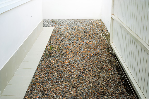 Colorful gravel and stones are one of the materials that when used to decorate the driveway or garden path outside the house will make the house look even more beautiful.