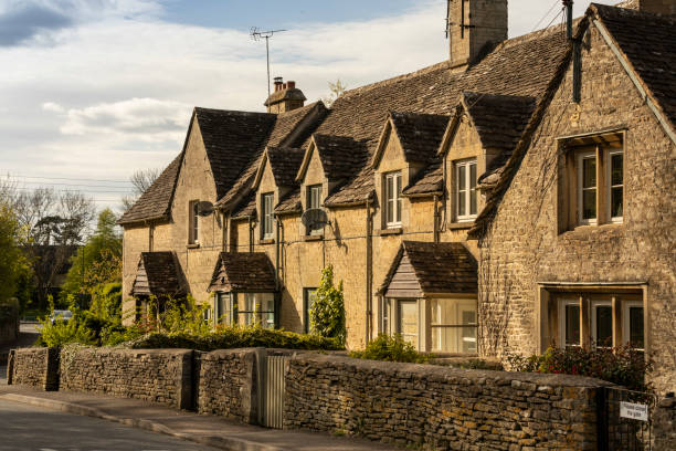 England, Oxfordshire, Cotswolds, Burford, street scene
