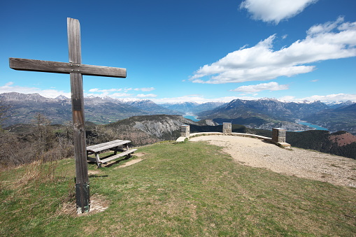 A viewpoint with 3 orientation tables which offers us a superb view of Lake Serre-Ponçon, the Durance and Ubaye valleys, with the surrounding peaks.\nImage taken from the east