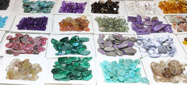 market stall selling colorful gemstones for healing using the therapeutic power of crystals