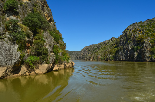 Acantilado, formación rocosa, Arribes del Río Duero. Portugal, río navegable en primavera
