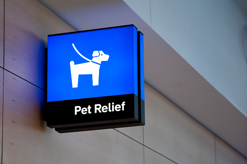 Signage for pet relief at a United States International Airport