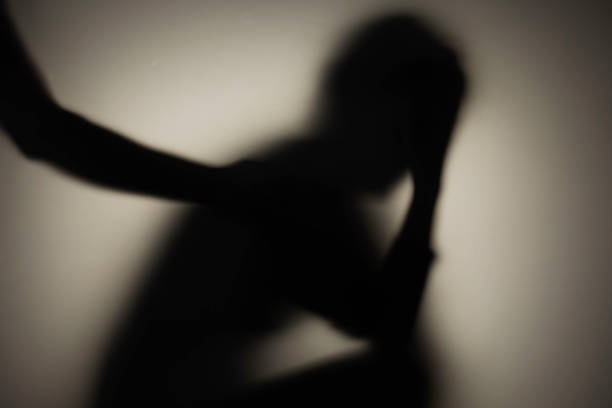sad woman - huiselijk geweld stockfoto's en -beelden