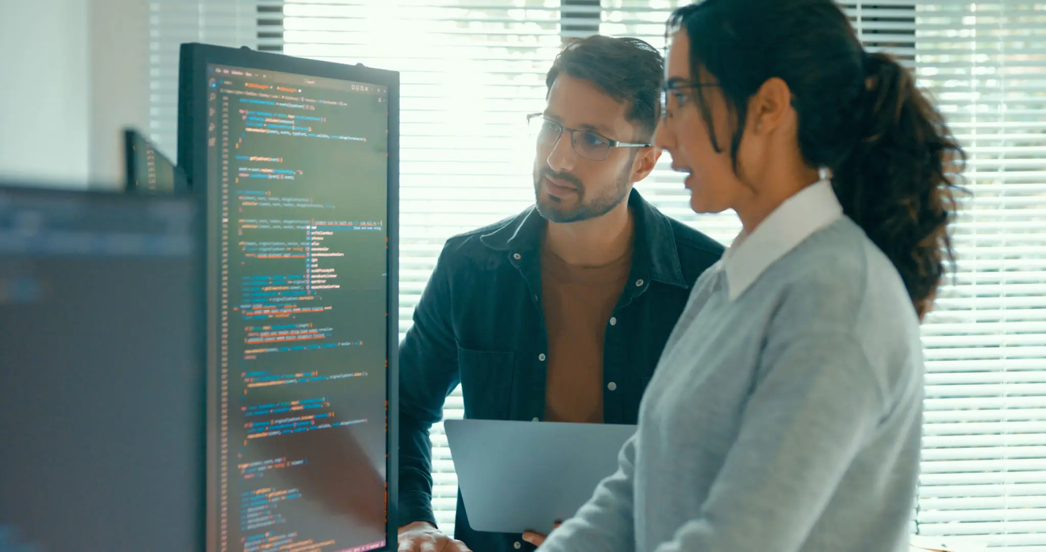 컴퓨터와 함께하는 파이썬 함수 최적화 2 Software engineering team engaged in problem-solving and code analysis for web development in modern office. Software developer, artificial intelligence and programming.