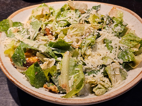 Caesar salad is prepared with romaine lettuce, parmesan cheese and dressing. The seasonings most commonly used to compose this sauce are olive oil, lemon juice, parmesan cheese, salt and black pepper.