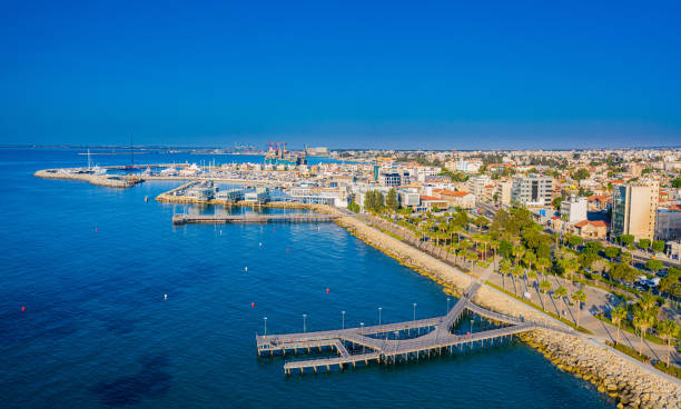 Limassol. Republic of Cyprus sea bay top view. Molos Limassol embankment. Quay piers lead to the sea. Berths for yachting. Mediterranean. The beaches in Cyprus. Travelling to Cyprus. Drone panorama. limassol. vista superior de la bahía del mar de la república de chipre. terrén de molos limassol. los muelles del muelle conducen al mar. amarres para la navegación. mediterráneo. las playas de chipre. viajar a chipre. panorámica de drones.