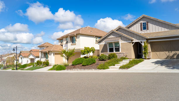 istock Row of single family homes 2149916176