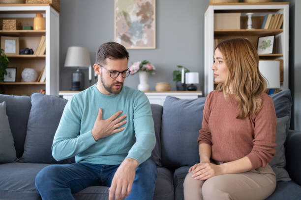 pareja teniendo una conversación seria en casa - reconciliarse fotografías e imágenes de stock