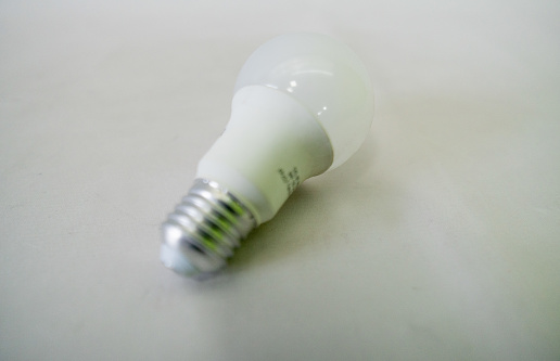 Screw-on LED type white light bulb