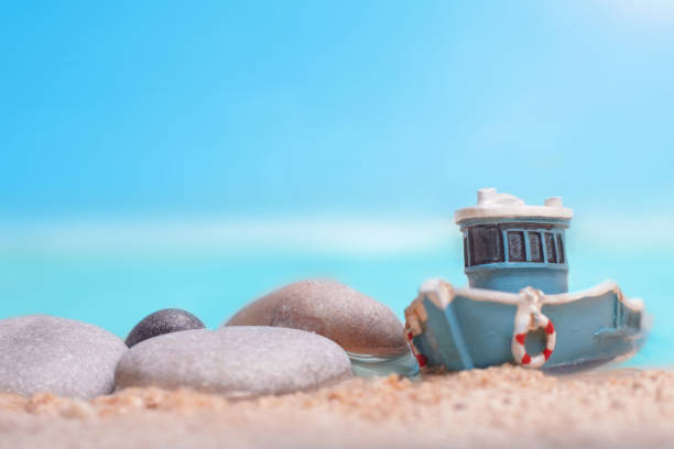 игрушечная лодка в море. летняя концепция