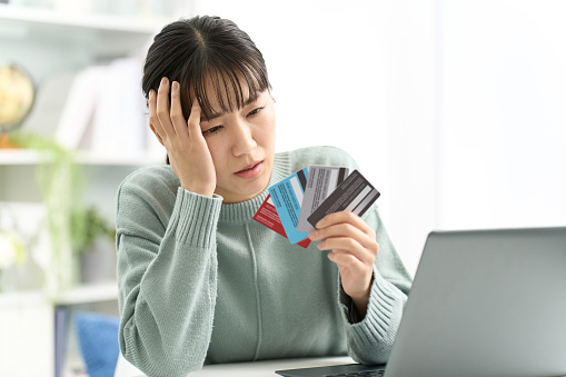 A woman who is worried about choosing a credit card