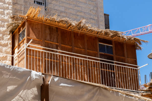 Residential buildings in Jerusalem during the holiday of Sukkot, in which temporary, wooden structures called a sukkah are placed on streets and balconies as part of the ritual observance of the weeklong Jewish festival. edificios residenciales en jeruslaem, israel, durante la festividad de sucot, en la que se colocan estructuras temporales de madera llamadas sucá en calles y balcones como parte de la observancia ritual de la festividad judía de una semana de duración.