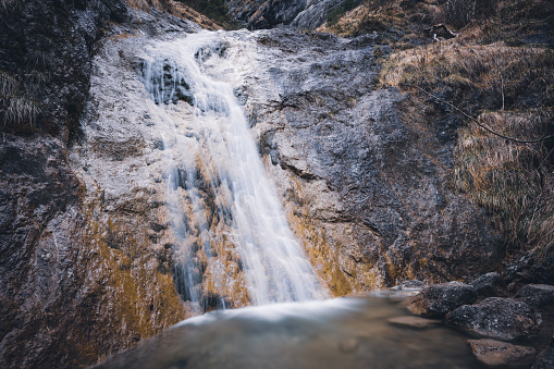 Wasserfall vor Felsen in Reit im Winkl