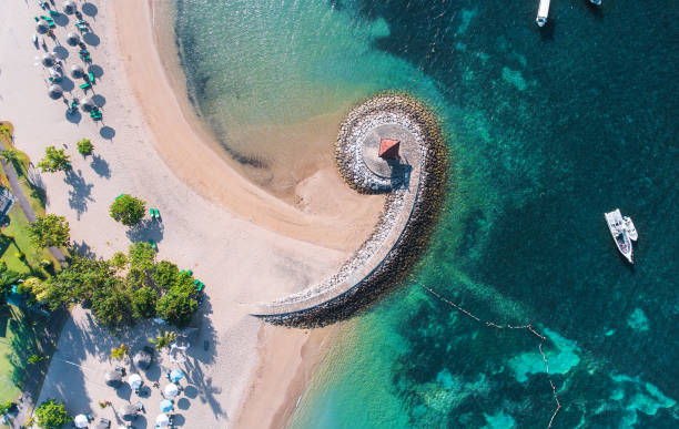 wybrzeże bali z symbolicznym falochronem z lotu ptaka z drona - nusa dua obrazy zdjęcia i obrazy z banku zdjęć