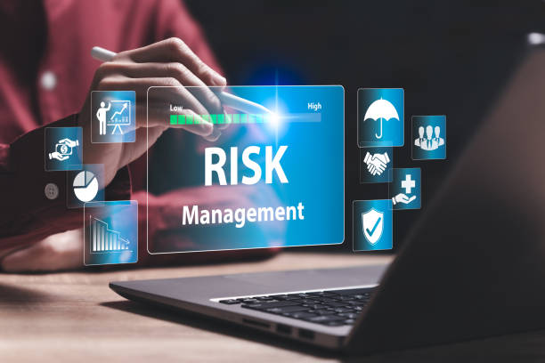 Risk management, business concept, Business Woman using laptop with a blue screen that says Risk Management. Concept of managing risks in a professional setting, business growth, Investment assessment gestión de riesgos, concepto de negocio, mujer de negocios usando computadora portátil con una pantalla azul que dice gestión de riesgos. concepto de gestión de riesgos en un entorno profesional, crecimiento empresarial, evaluación de inversiones