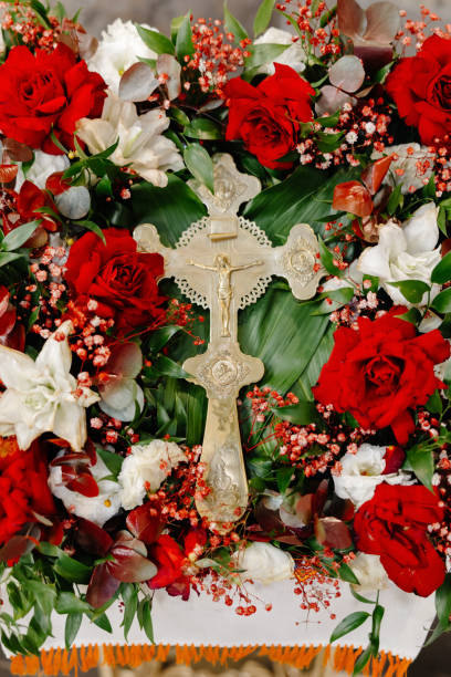 istock Cross surrounded by red and white flowers 2150170426
