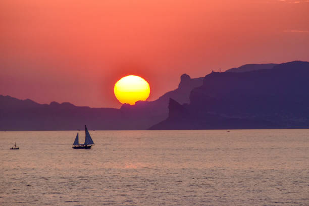 Couché de soleil sur le bec de l aigle de la  ciotat voilier et barque Marseillaise
