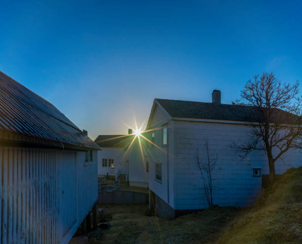 The sun's starlight twinkled on the house.