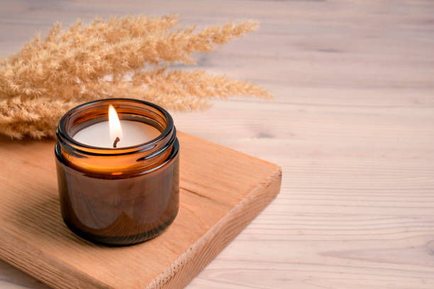 scented burning candle with pampas grass - bougie parfumer brule photos et images de collection