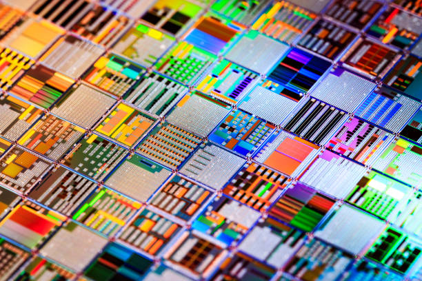 silicon semiconductor wafer close-up. in electronics, a wafer also called a slice or substrate is a thin slice of semiconductor, a crystalline silicon, used for the fabrication of integrated circuits - fabricage apparatuur fotos stockfoto's en -beelden