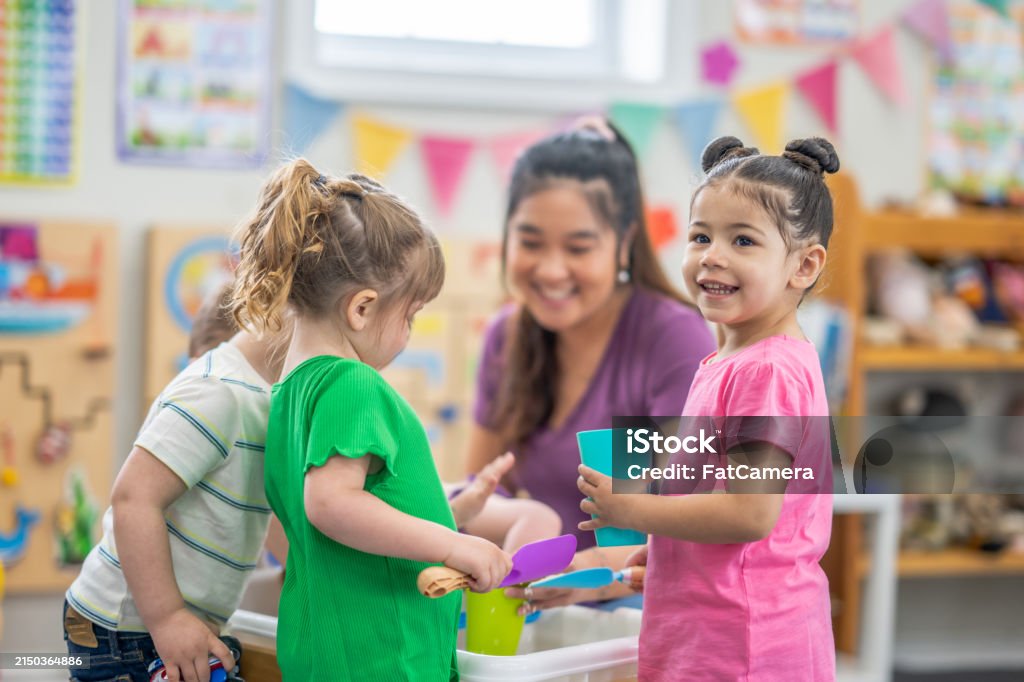 Activity Table Fun - Royaltyfri Barnomsorg Bildbanksbilder Activity Table Fun - Royaltyfri Barnomsorg Bildbanksbilder