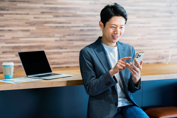 business person working in office - スマホ ストックフォトと画像