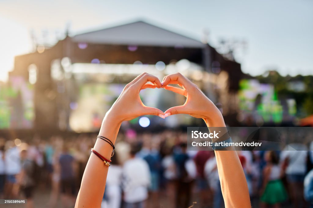 콘서트 관람객은 해변가 음악 축제에서 손으로 하트 모양을 만들고, 군중은 일몰에서 라이브 공연을 즐기고, 여름 행사에서 사랑의 상징 제스처를 즐기고, 예술 청소년 축하 행사, 야외 엔터테� - 로열티 프리 뮤직 페스티발 스톡 사진 콘서트 관람객은 해변가 음악 축제에서 손으로 하트 모양을 만들고, 군중은 일몰에서 라이브 공연을 즐기고, 여름 행사에서 사랑의 상징 제스처를 즐기고, 예술 청소년 축하 행사, 야외 엔터테� - 로열티 프리 뮤직 페스티발 스톡 사진