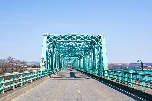 On a sunny day in April 2024, Moiwa Bridge spans the Tokachi River in Toyokoro Town, Hokkaido, located in the spacious Tokachi Plain.