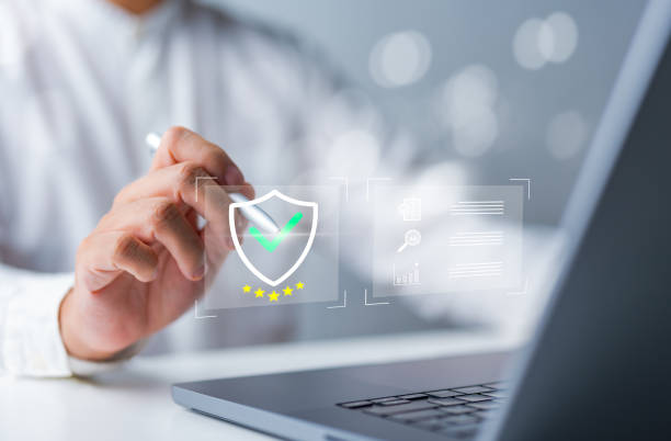 qualitätsmanagement mit qualitätssicherung oder qs. qualitätskontrolle oder qc und verbesserung. standardisierung, zertifizierungskonzept. einhaltung von vorschriften und normen. inspektion durch den vorgesetzten - gehorsam stock-fotos und bilder