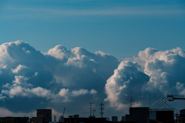 大きな雲と街の風景