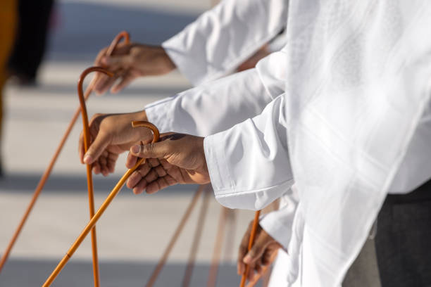 tradycyjny męski taniec al ayalah z emiratów, dziedzictwo zjednoczonych emiratów arabskich, ręce w kadrze - zjednoczone emiraty arabskie obrazy zdjęcia i obrazy z banku zdjęć