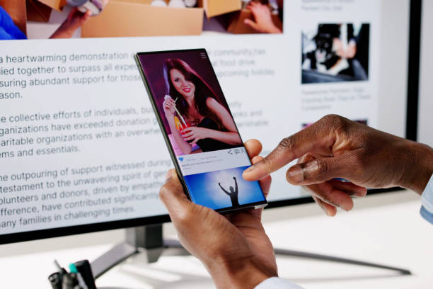 istock Online Social Mobile Phone App 2150486328
