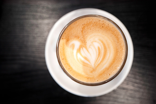 Een kopje cappuccino met latte art