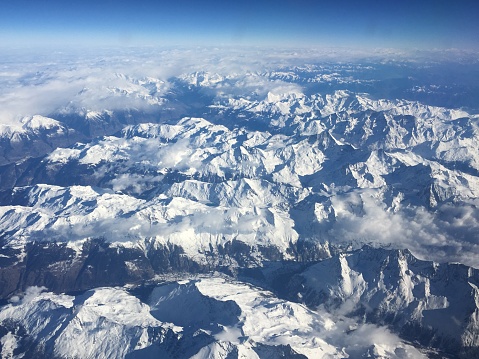 Une belle vue aérienne des Alpes avec de la neige, en France