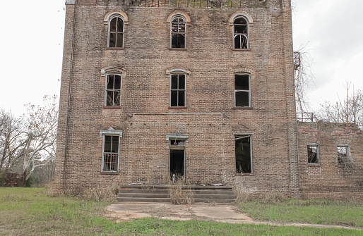 A tall and abandoned building in Crockett, Texas