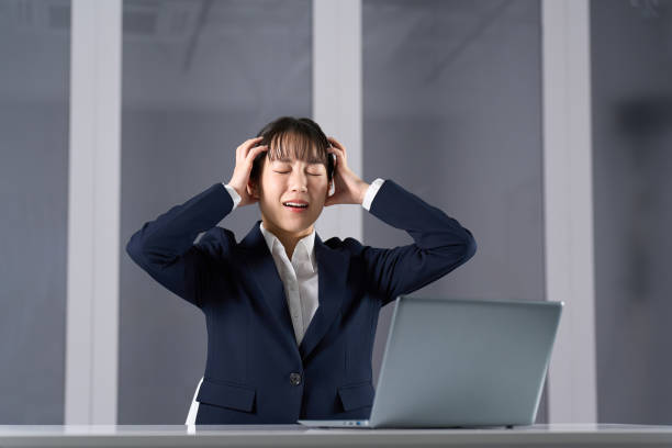 残業を心配するビジネスウーマン - 仕事 いや ストックフォトと画像