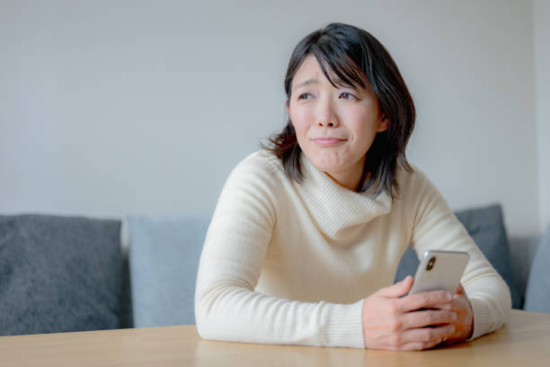 携帯電話と女性 - ストレス ストックフォトと画像